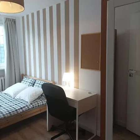 Center 3 Bedroom Apartment *