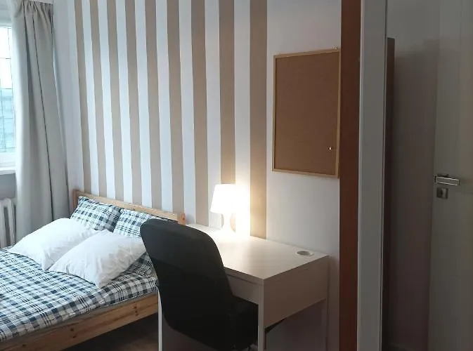 Center 3 Bedroom Apartment *